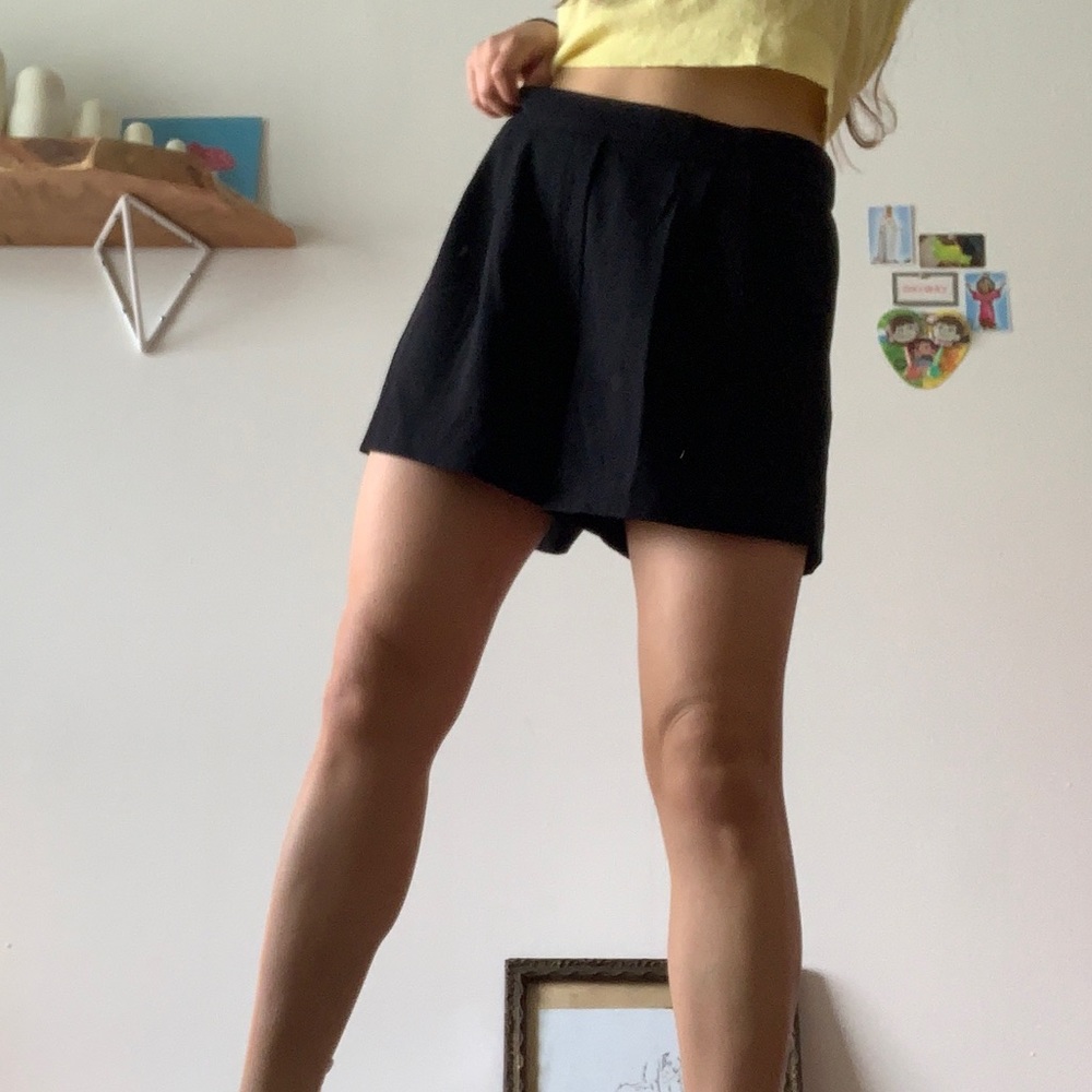 Babaton aritzia pleated short